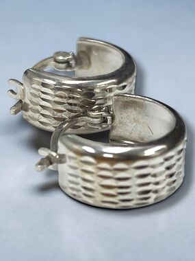 Elegant Estate 14k 585 White Gold Etched 6mm Huggie Hoop Earrings!